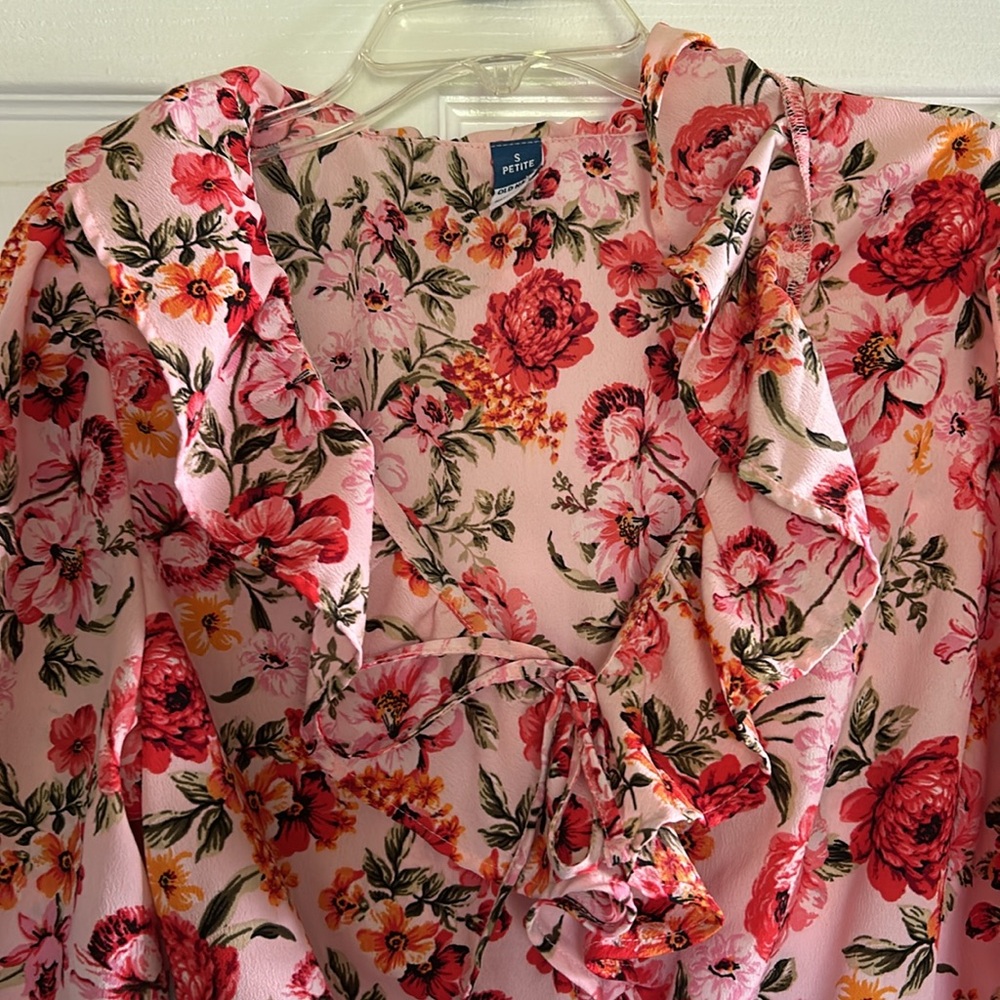 Old Navy beautiful floral blouse - Picture 2 of 5